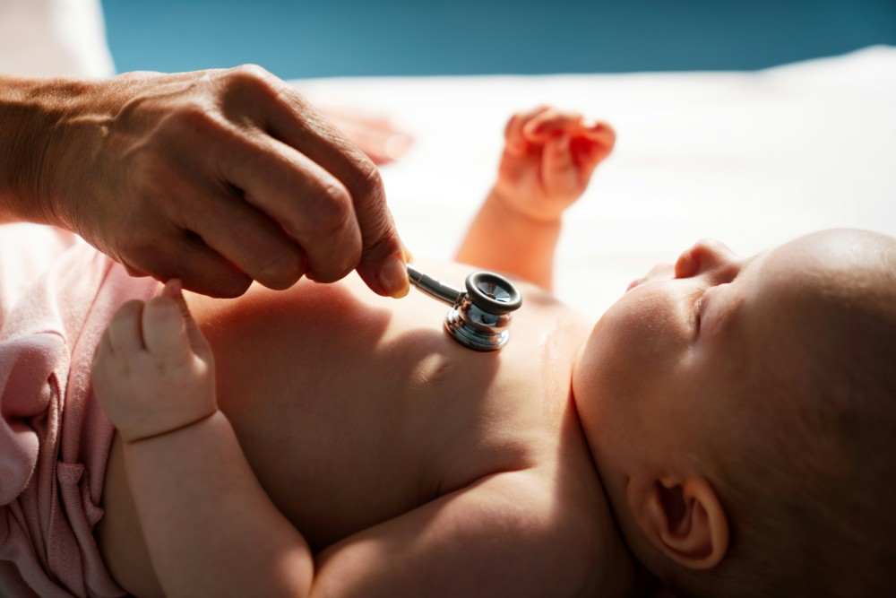 Présentation d'un enfant examiné par un médecin pour le suivi de sa maladie spina bifida