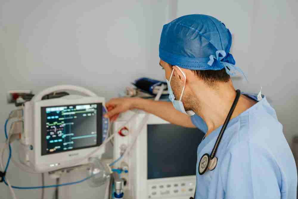 Anesthésiste-réanimateur surveillant les constantes d'un patient sous anesthésie générale