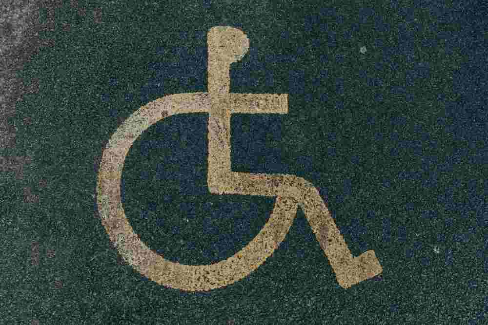 Cycle en forme de fauteuil roulant représentant le handicap
