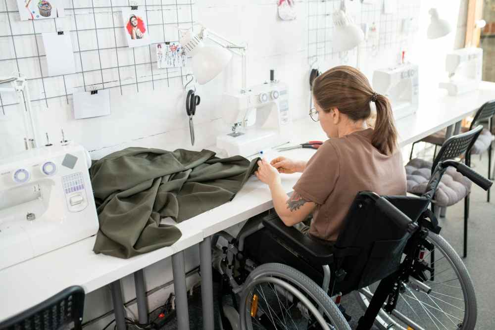 Femme en situation de handicap au travail