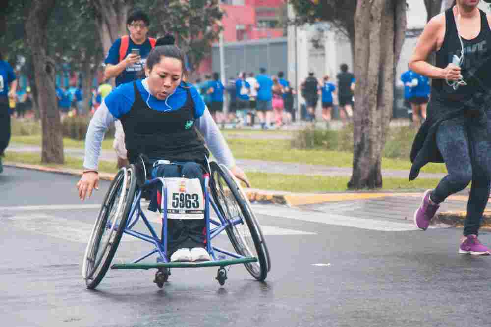 Femme sportive sur fauteuil roulant pliable