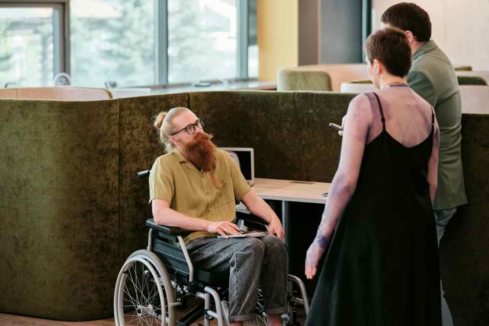 Homme en fauteuil roulant ayant une RQTH
