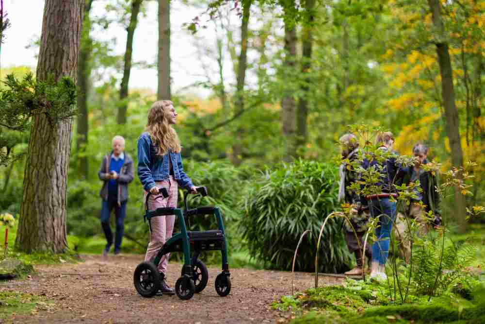 Jeune femme handicapée avec rollator