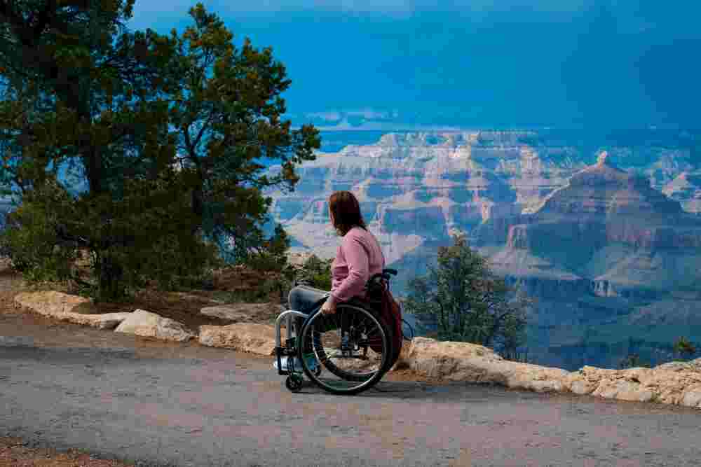 Photo d'une personne sur fauteuil roulant manuel