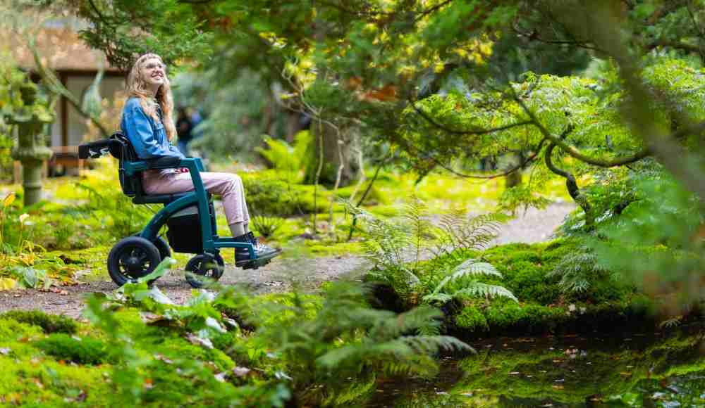 Présentation d'une jeune femme en fauteuil roulant atteinte de la maladie de charcot