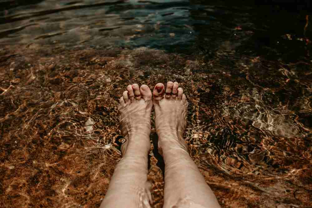 Quelle maladie provoque des fourmillements dans les pieds