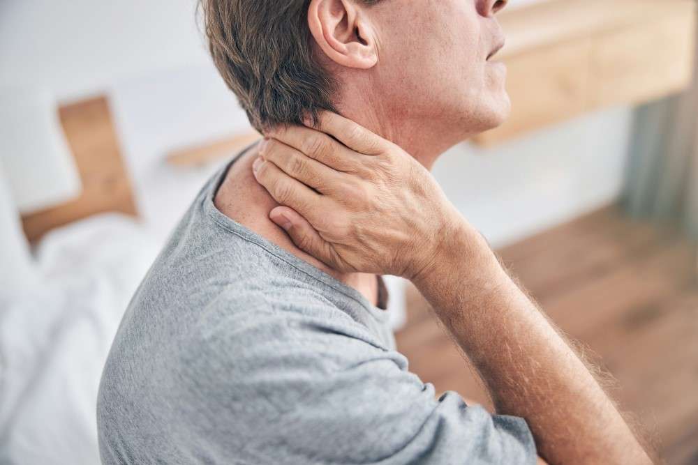 Patient présentant des douleurs aux cervicales