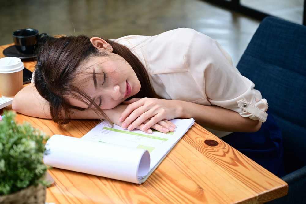 Femme épuisée, difficultés à s'endormir le soir sans mélatonine