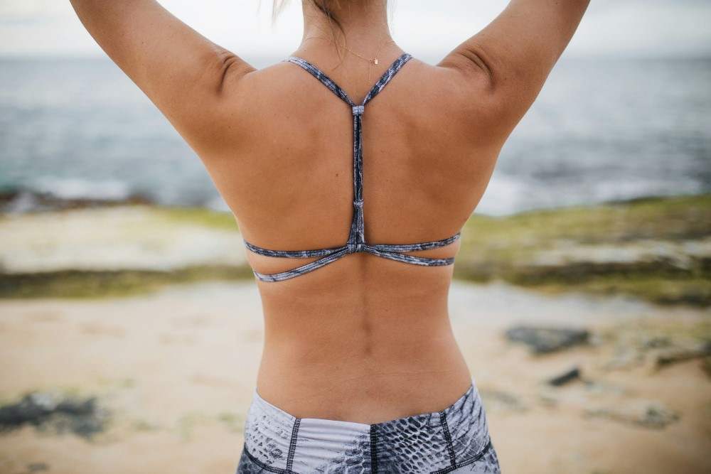 Femme faisant du sport pour sa scoliose