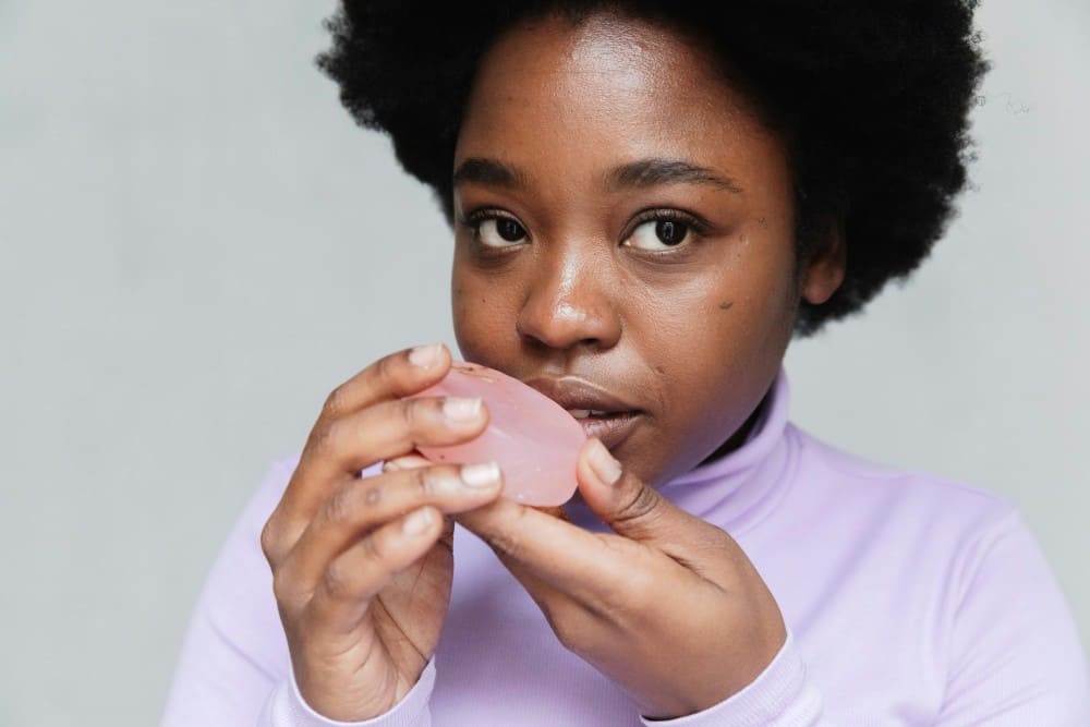 Syndrome de Pica, photo d'une femme noire qui mange du savon