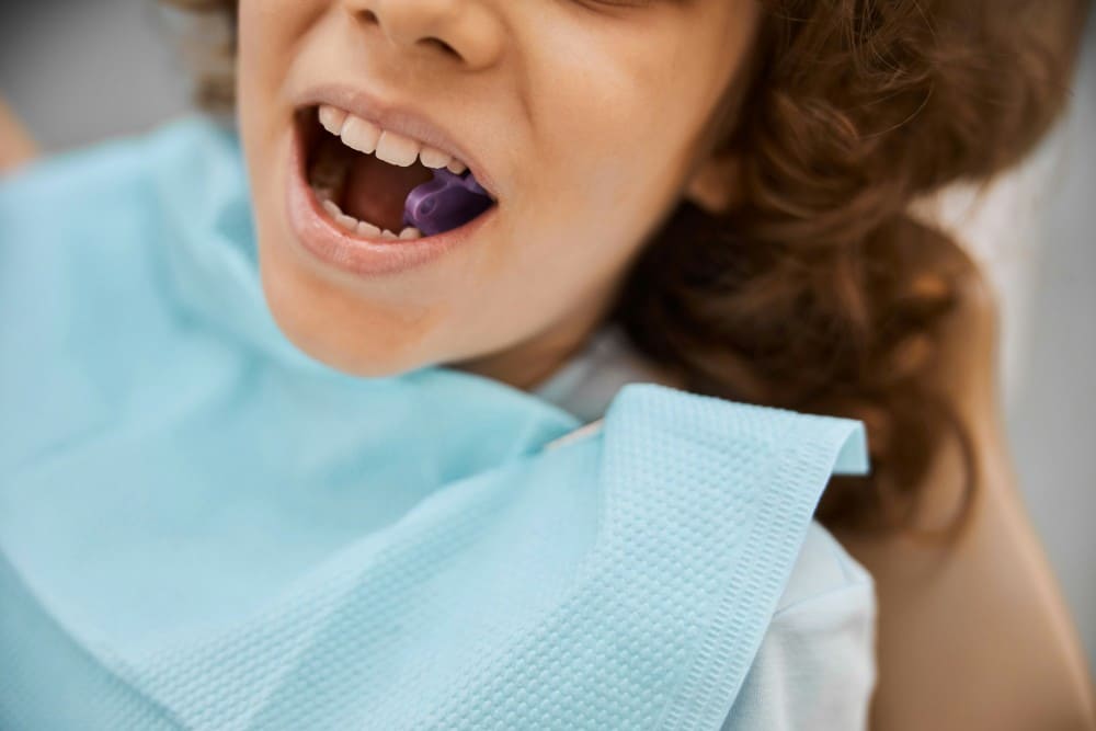 Femme la bouche ouverte chez le dentiste