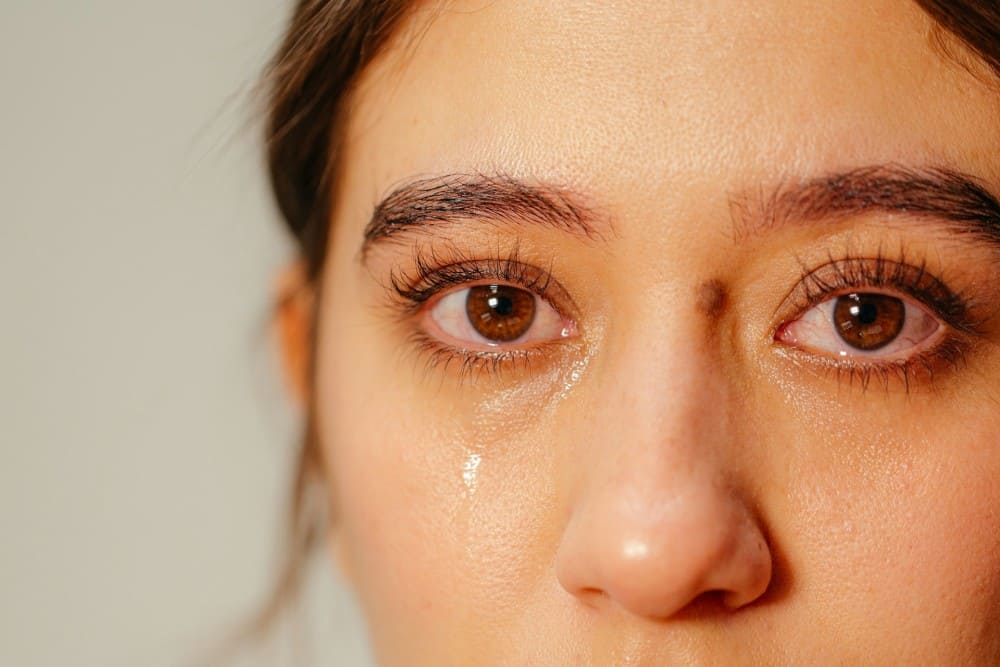 Paralysie faciale et œil qui pleure d'un seul côté