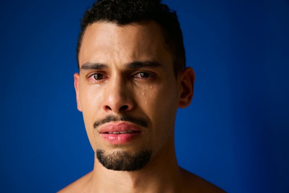 Yeux qui pleurent en permanence chez un homme