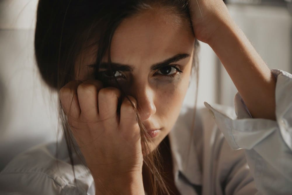 Femme stressée qui ne dort pas