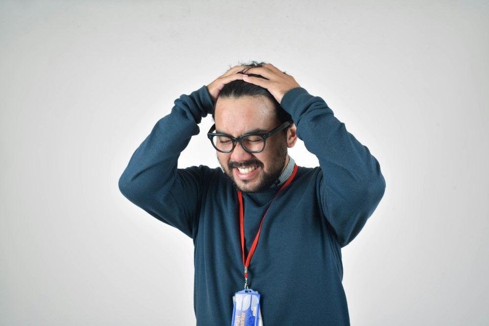 Homme qui se tient la tête hydromyélie