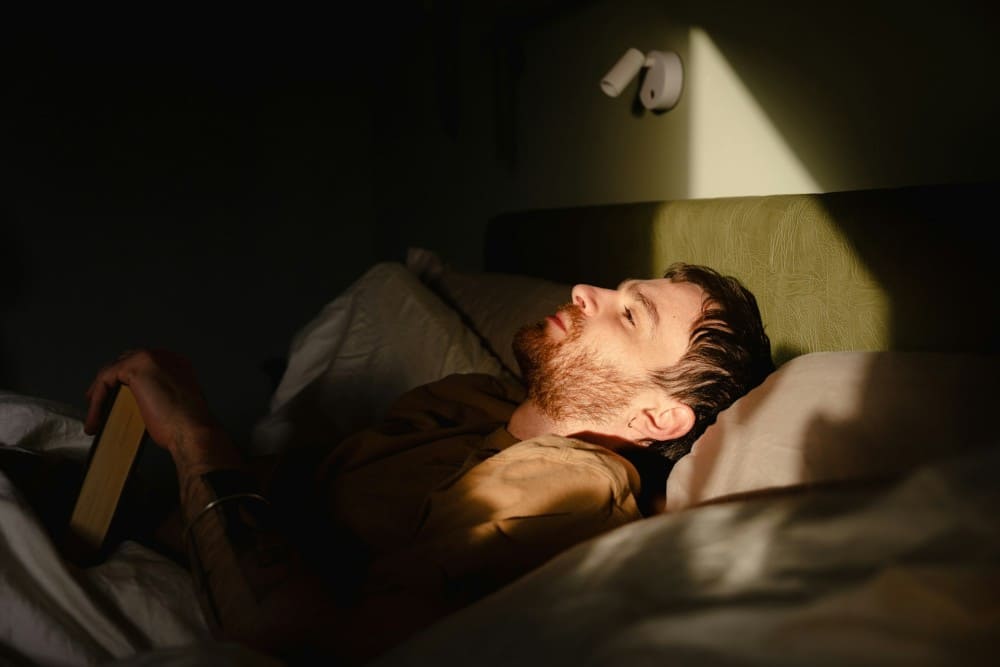 Paralysie du sommeil homme yeux ouverts dans son lit