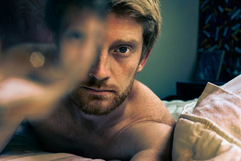 Photo d'un homme réveillé, perdu dans son sommeil