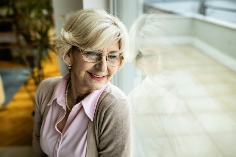 Femmes à lunettes prenant soin de sa peau