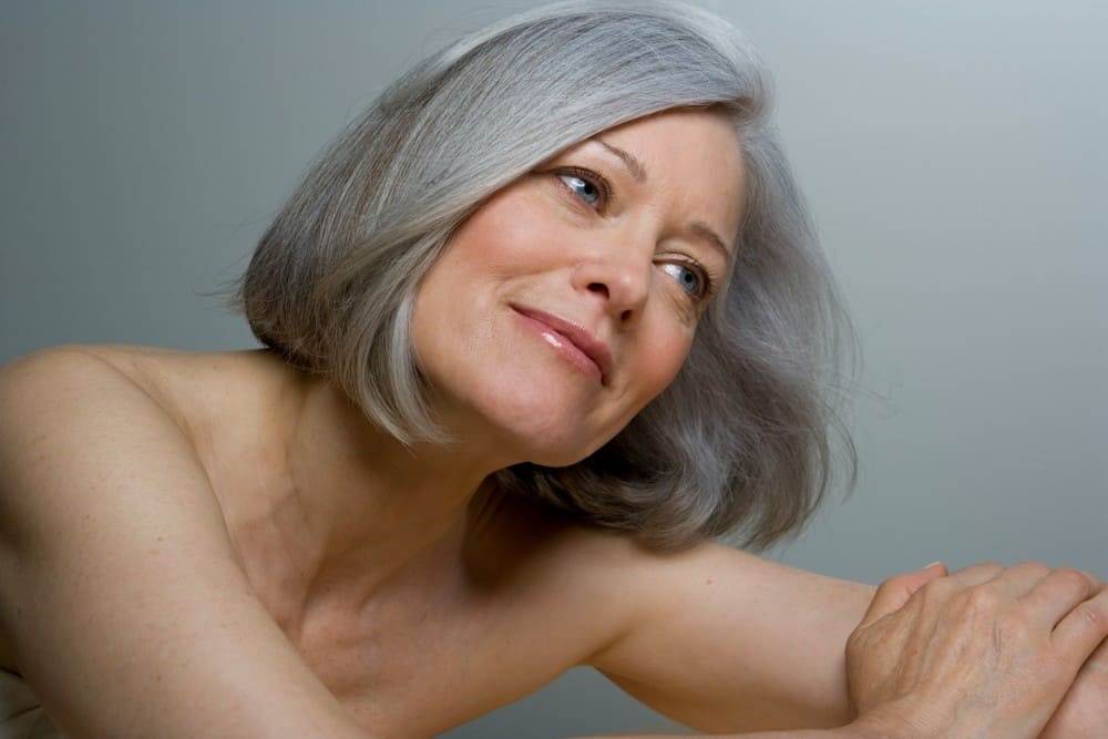 Femme aux cheveux gris peau lisse