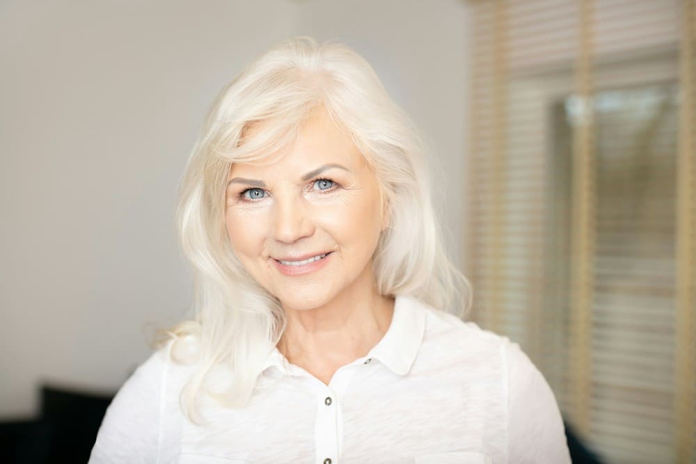 Femme aux cheveux blancs de plus de 50 ans ayant une belle peau