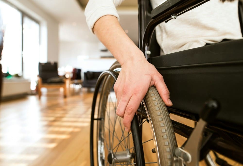 Personne dans un fauteuil roulant handicap invalidité catégorie 2