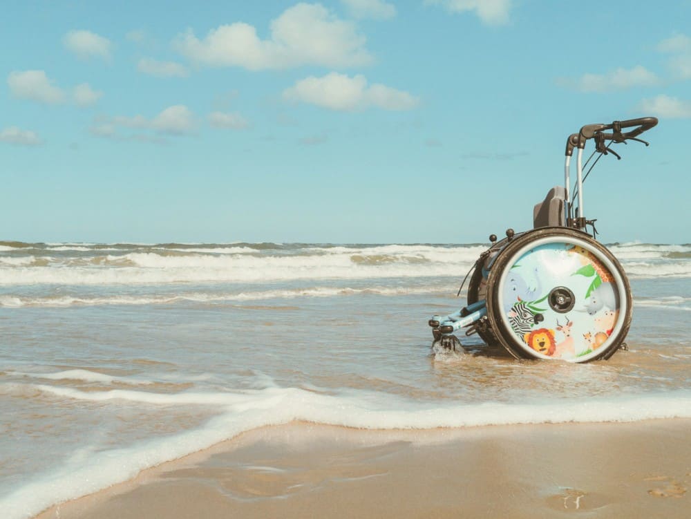Photo d'un fauteuil roulant dans la mer invalidité catégorie 2