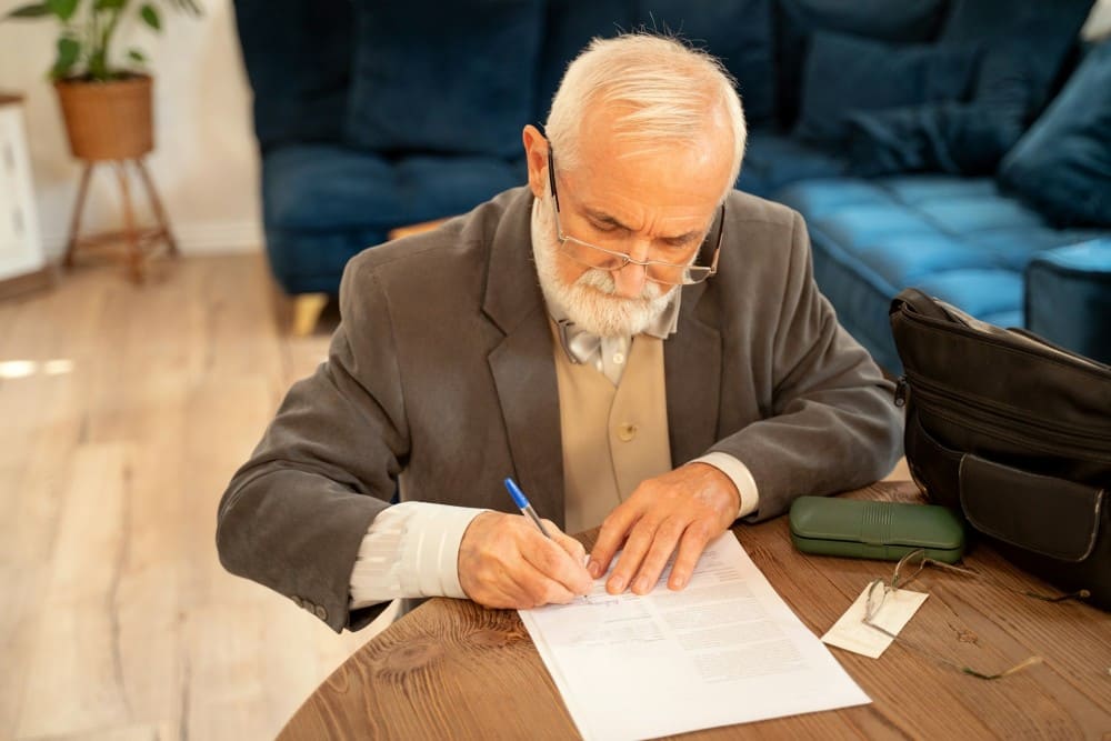 Senior signant un accord contrat mutuelle