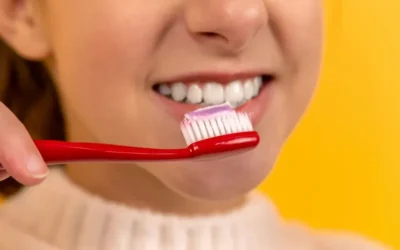 Brossage des dents : Durée, rinçage et premiers gestes pour bébé