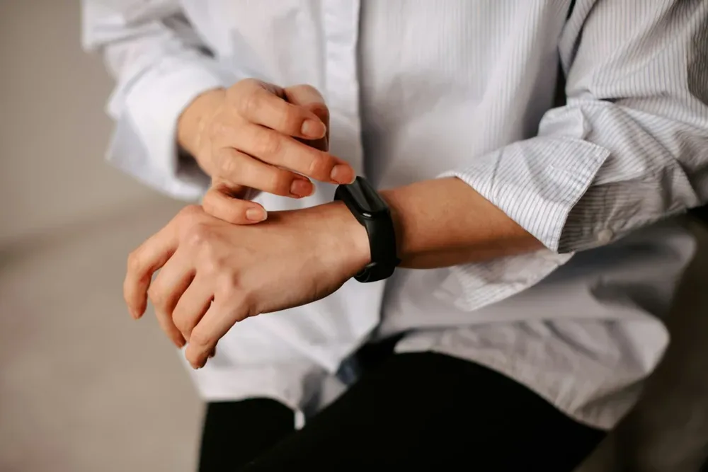 Personne portant une montre au poignet dans la vie quotidienne